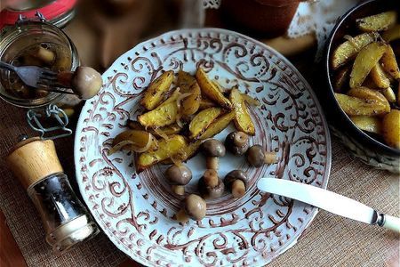 Фото к рецепту: Быстрые маринованные шампиньоны к печёному картофелю