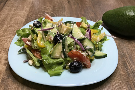 Avokado salatası