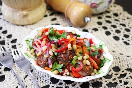 Фото к рецепту: Теплый салат из запеченных грибов и перца с кедровыми орехами