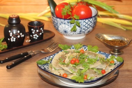 Пельмени-ракушки с овощами и соусом
