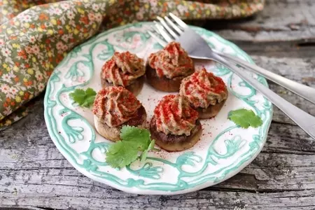 Запечённые шампиньоны, фаршированные чечевицей