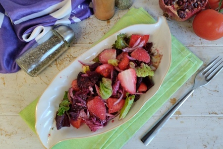 Фото к рецепту: Салат со свеклой, помидорами и вяленой клюквой