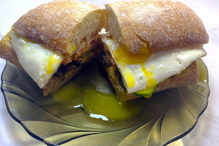 Фото к рецепту: Сэндвич с жареным яйцом в чиабатте