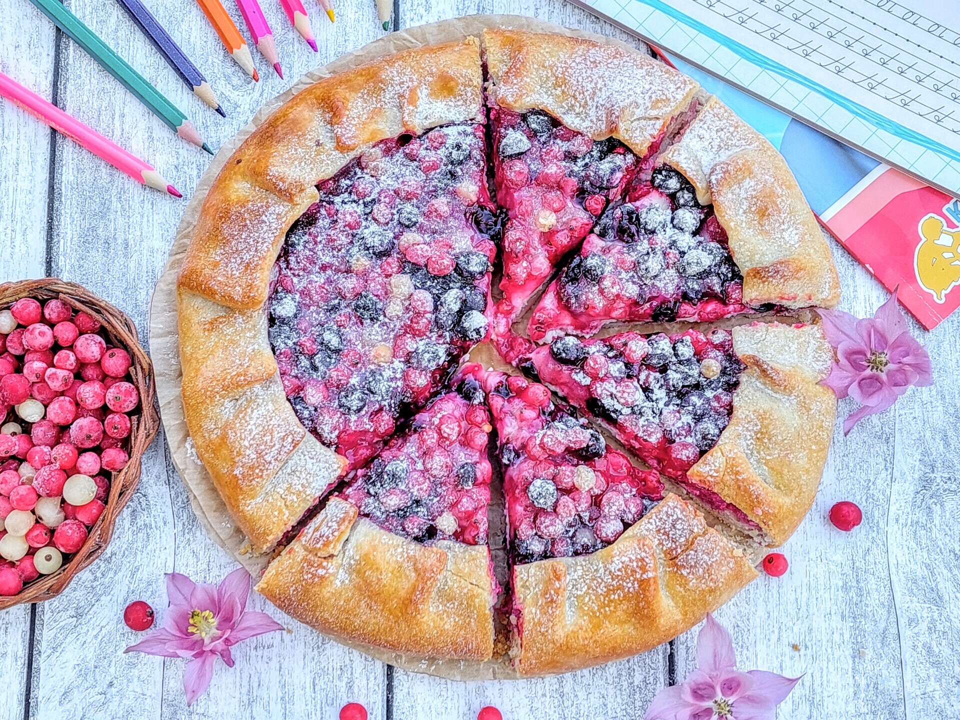 Песочная галета с творогом и помидорами, на сметане