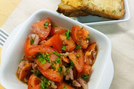 Салат из помидоров к шашлыку “средиземноморский”