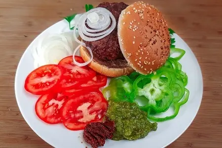 Бургер с начинкой из артишока сыра и зелен