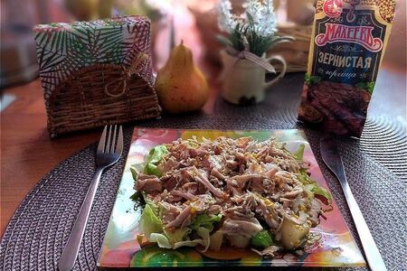 Фото к рецепту: Салат из груши и индейки с пикантной заправкой