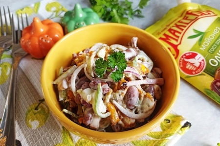 Фото к рецепту: Салат с жаренными кабачками, фасолью и беконом #махеевъ