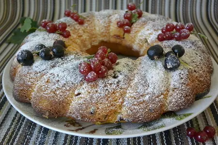 Кекс с красной смородиной