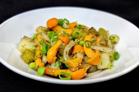 Фото к рецепту: Салат с картофелем и маринованными опятами по-деревенски