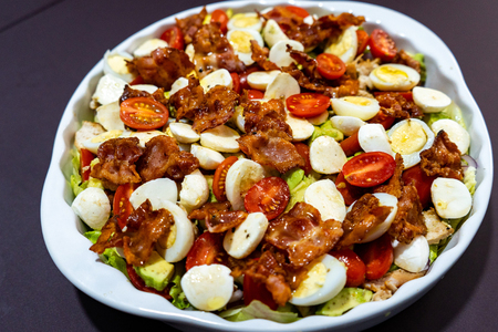 Фото к рецепту: Салат с курицей, авокадо, помидором и беконом