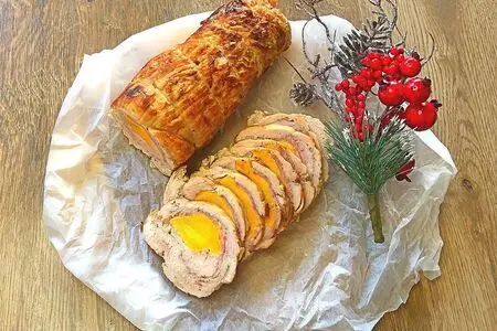 Мясной рулет с хурмой