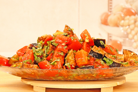 Фото к рецепту: Салат с хрустящими баклажанами и помидорами: рецепт одной из московских сетей ресторанов