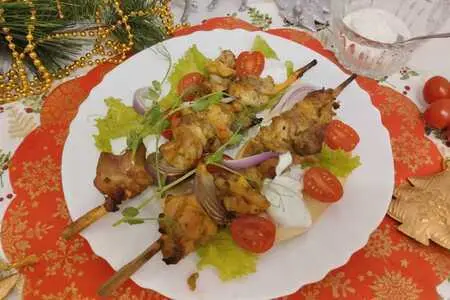 Лепешки с шафрановой курицей и мятным йогуртом