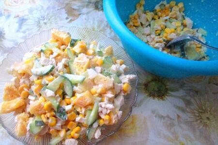 Фото к рецепту: Салат из курицы кукурузы и ананаса