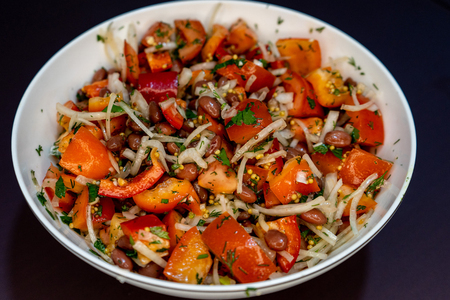 Фото к рецепту: Салат с фасолью, помидор и сладким перцем