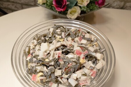 Фото к рецепту: Салат из морской капусты и крабовых палочек