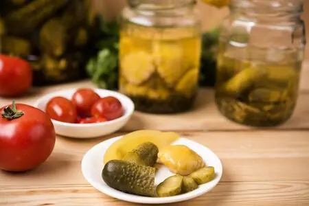 Хрустящие огурцы в банках с уксусом