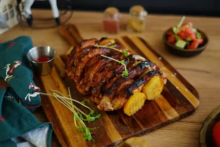 Фото: Свинина с картофелем и беконом на шпажках, запеченная в духовке Свинина с картофелем и беконом на шпажках, запеченная в духовке