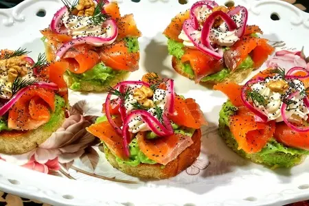 Брускетты с семгой и авокадо