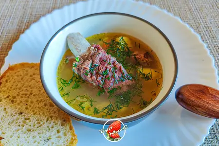 Рассольник с перловкой и копчёными рёбрами