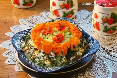 Салат с маринованными кальмаром и опятами