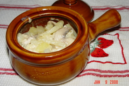 Картофель с грибами и курятиной в горшочке.