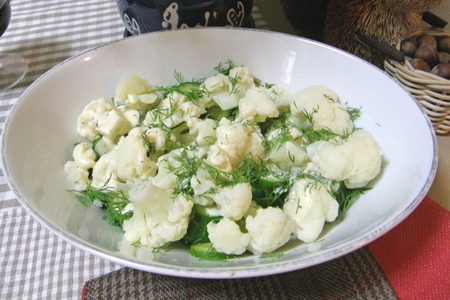 Фото к рецепту: Салатик с цветной капустой