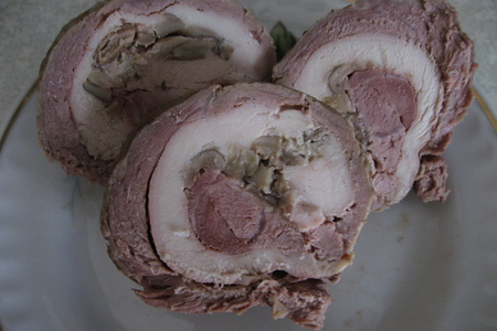 Свинной(говяжий) рулет с куриной грудкой и грибами