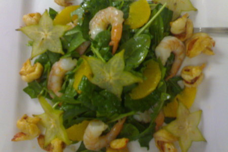 Салат с руколой,креветками и клубничным соусом