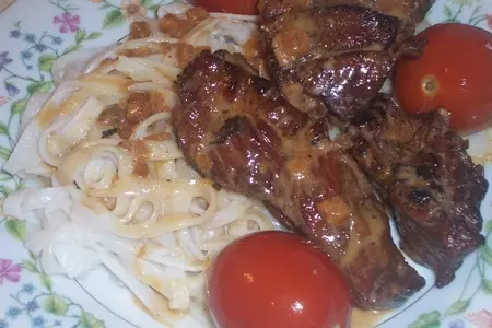 Свинные рёбрышка с рисовой лапшой.