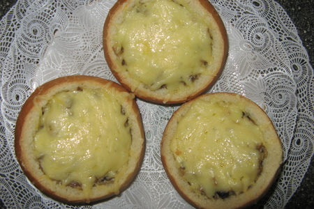 Фото к рецепту: Французский грибной жульен в булочке