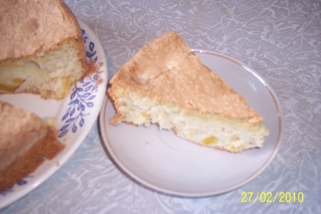 Фото к рецепту: Бисквитный ананасовый пирог