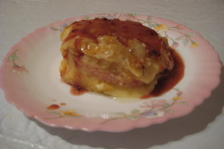 Фото к рецепту: Сыр во фритюре с брусничным соусом
