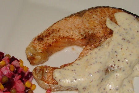 Фото к рецепту: Запечёный лосось под соусом