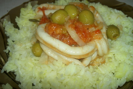 Фото к рецепту: Кальмары с томатом и оливками