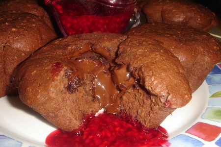 Фото к рецепту: Шоколадные кексы с малиновым соусом