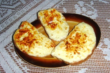 Фото к рецепту: Бутерброд запеченый с брынзой - (печени филийки със сирене)