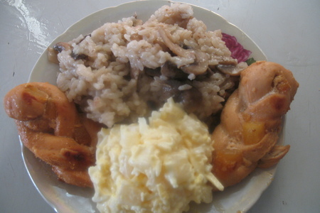 Фото к рецепту: Рис с грибами, мясо и салат