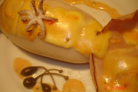 Фото к рецепту: Кальмары с грибами, крабами и сливочным сыром