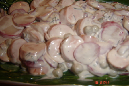 Фото к рецепту: Салатик из венских сосисок с редиской и горошком