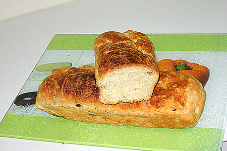 Хлеб  с маслинами  и орегано.
