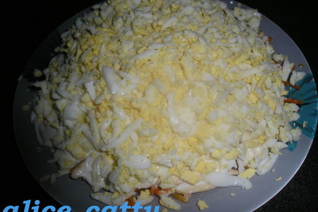 Фото к рецепту: Куриный салатик с копчёным сыром