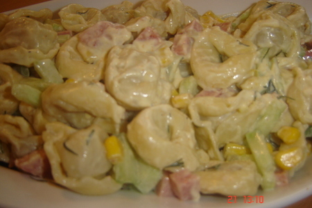 Фото к рецепту: Салат из тортеллини с огурчиками, кабаноси и кукурозой