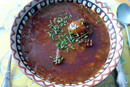 Фото к рецепту: Суп из бычьего хвоста, с томатом, не осветлённый
