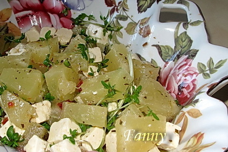Фото к рецепту: Салат с фетой и ананасами