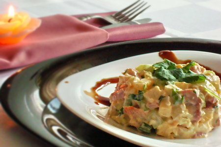 Фото к рецепту: Салат из сельдерея и копчёной курицы