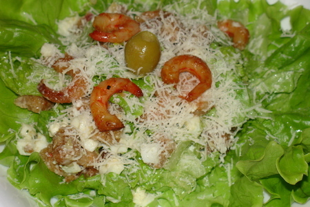 Фото к рецепту: Салат цезарь с креветками