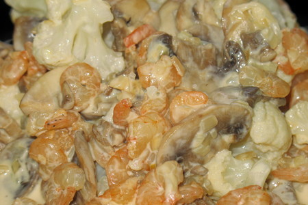 Фото к рецепту: Цветная капуста в сливочном соусе с креветками и шампиньонами.
