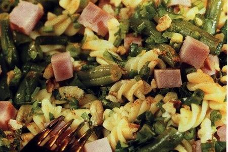 Салат из макарон и фасоли